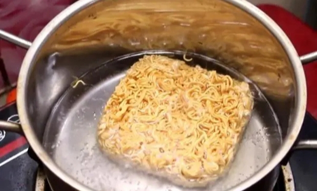 When cooking instant noodles, do you add the oil or seasoning packet first? Many people do it wrong, which is why their noodles taste bad.