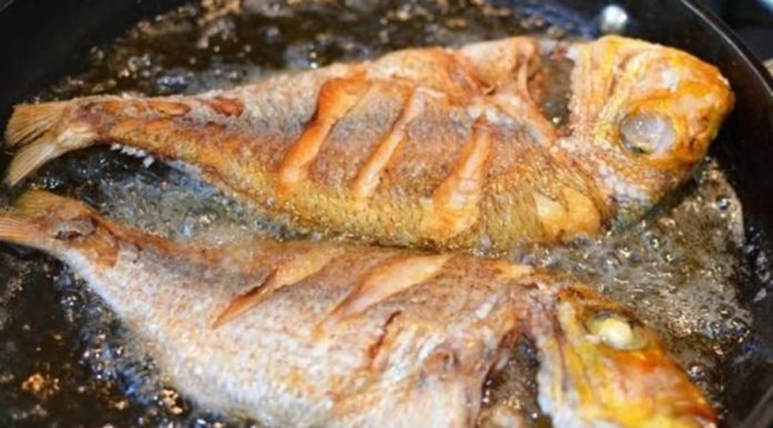Frying fish without pouring oil into the frying pan beforehand, add this ingredient without fear of splattering oil for a crispy and fragrant result