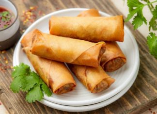 Frying spring rolls without adding oil in the pan is foolish: Try this method for 10 crispy rolls that stay crunchy for a long time