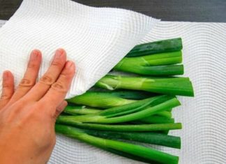 Preserve the freshness of vegetables by not storing them directly in the refrigerator, instead, add a sheet of paper to the vegetables for them to remain fresh for a whole month.