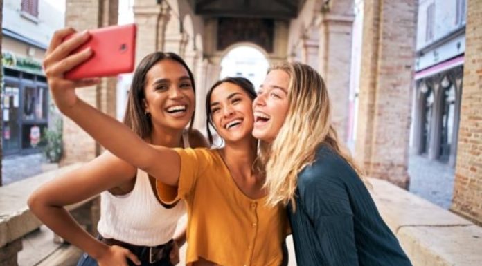 Capturing ‘selfies’ can make you happier.