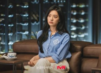 Kim Ji Won rocks a classy look with a chic shirt and jeans, ladies can take notes