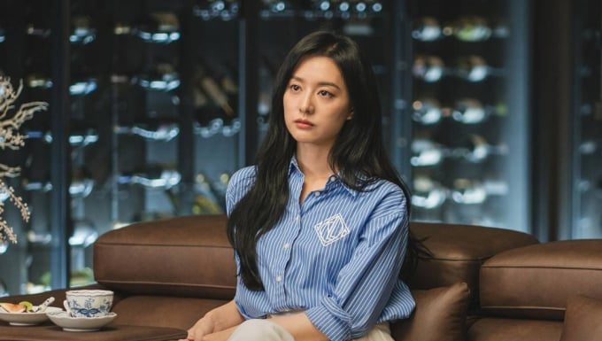 Kim Ji Won rocks a classy look with a chic shirt and jeans, ladies can take notes