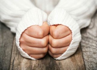 Why do people say “Love a girl with cold hands”? Who are they and what are they like?