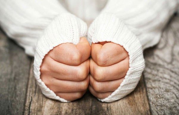 Why do people say “Love a girl with cold hands”? Who are they and what are they like?