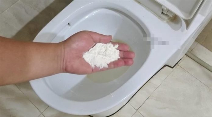 Get rid of stubborn yellow stains in your toilet with just a handful of this, flush and see the magic happen!
