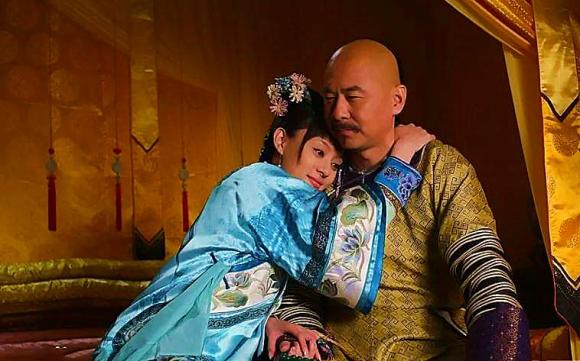 Why does the emperor never choose one concubine for several consecutive nights despite his deep love?