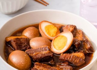 Should caramel or white sugar be added to Vietnamese caramelized pork? 99% of people asked answered incorrectly