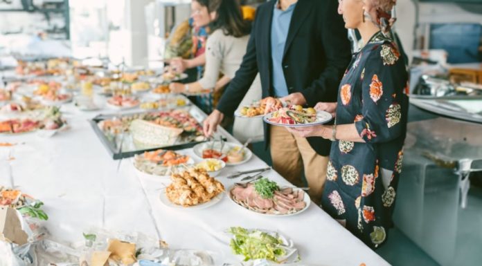 How to Avoid Weight Gain at End-of-Year Parties and Feasts
