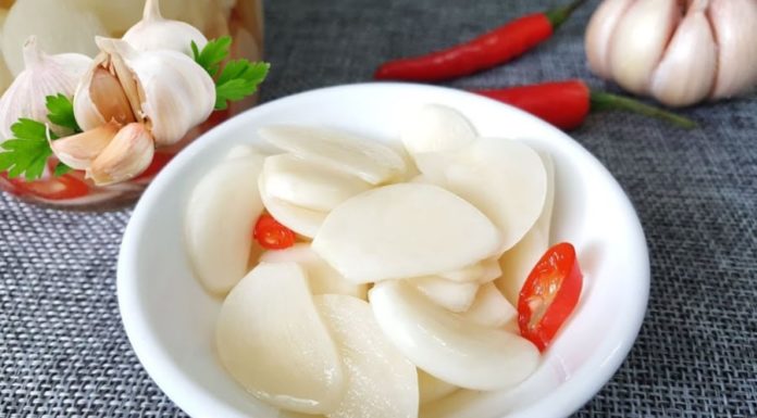 The missing step that causes garlic pickling to turn green, a useful tip to make garlic white crispy and fragrant without turning it green or mushy