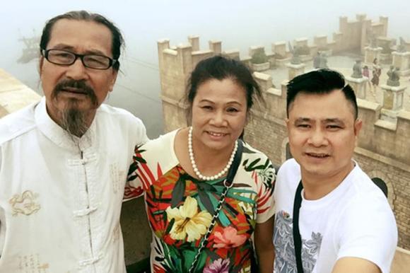 Long proudly showcases his biological mother being awarded the title of People’s Artist at the age of over 70