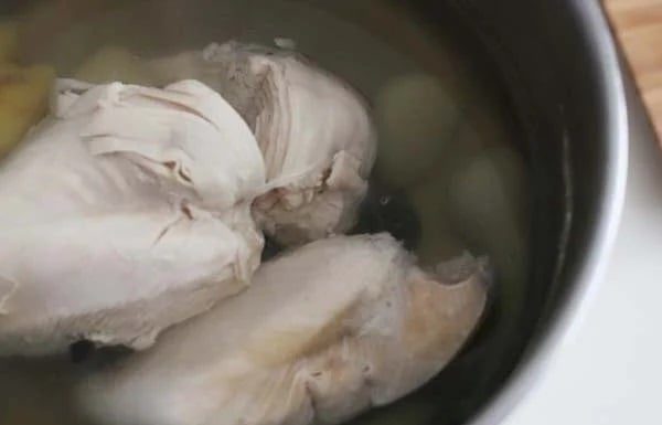 Cooking meat with hot or cold water is not enough: Add this ingredient to the pot for even, flavorful results