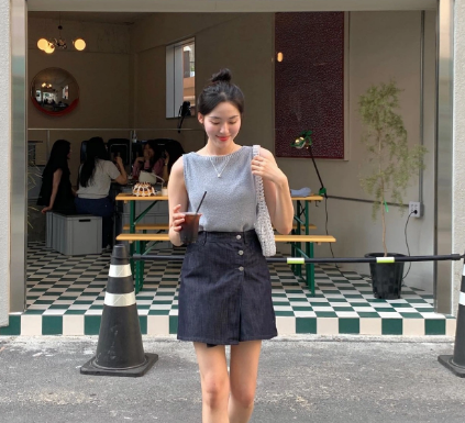 10 Fashion Hacks and Styling Tips for Short and Slim Girls with Short Dresses