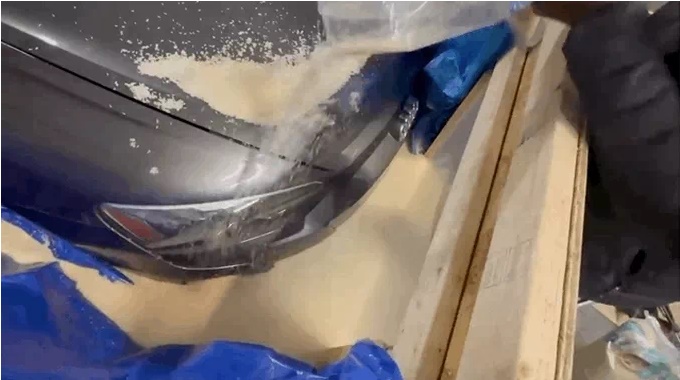 Using nearly 2 tons of rice to absorb moisture saves flooded electric car, surprising results