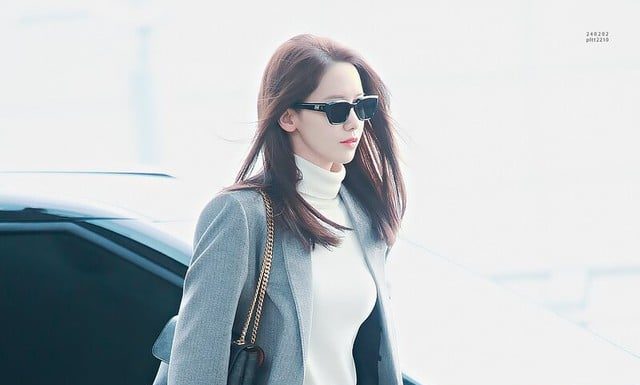 Yoona rocks a simple yet eye-catching airport outfit, effortlessly slaying the fashion game and flaunting her flawless figure. Ladies in their 30s, take notes!