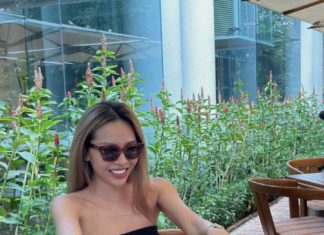 Crop top with an open shoulder design to show off your beautiful figure