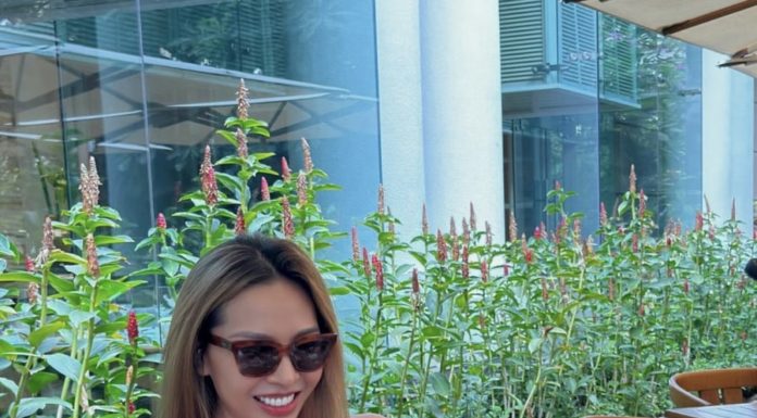 Crop top with an open shoulder design to show off your beautiful figure