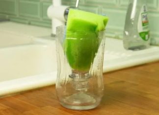 Ingenious Kitchen Tip: Transform a Plastic Bottle into a Sink Essential
