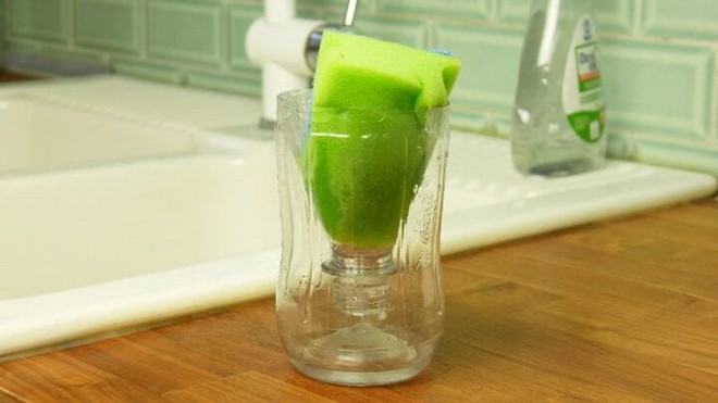 Cut a Plastic Bottle in Half Placed in the Sink, You’ll See Surprising Benefits