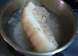 Why Do Many Boiled Meats Have a String Tied Around the Outside?