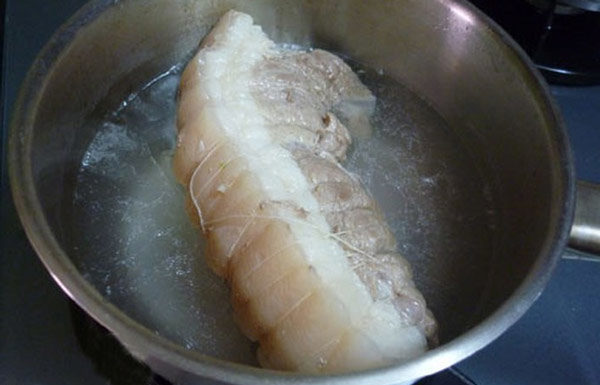 Why Do Many Boiled Meats Have a String Tied Around the Outside?