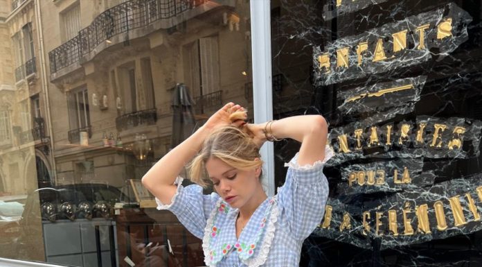 5 French Style Tops to Pair with Jeans for a Timeless and Chic Look