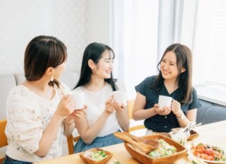 Captivating Captions for Memorable Dining Experiences with Loved Ones