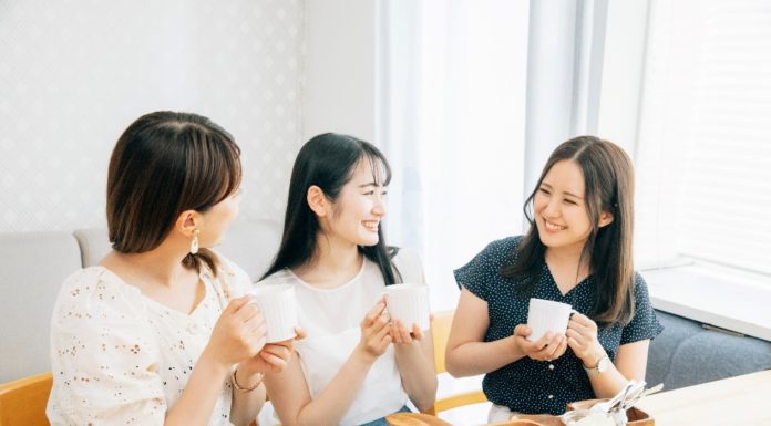 Captivating Captions for Memorable Dining Experiences with Loved Ones