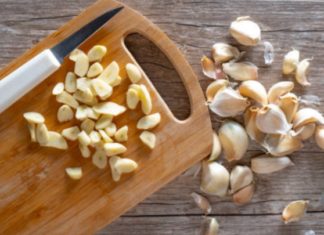 How to Get Rid of Garlic Smell on Hands Quickly