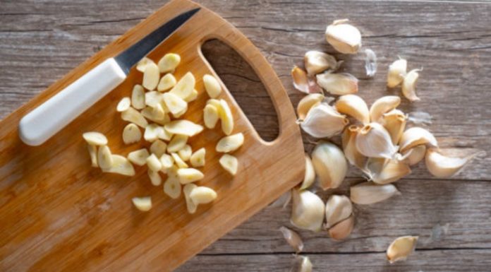 How to Get Rid of Garlic Smell on Hands Quickly