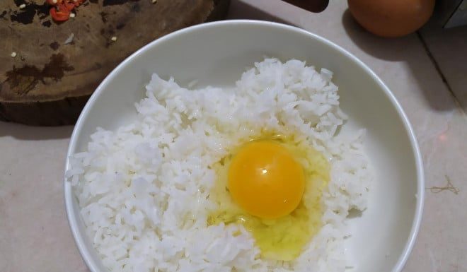 How Mixing Rice With Eggs Before Frying Yields Better Results