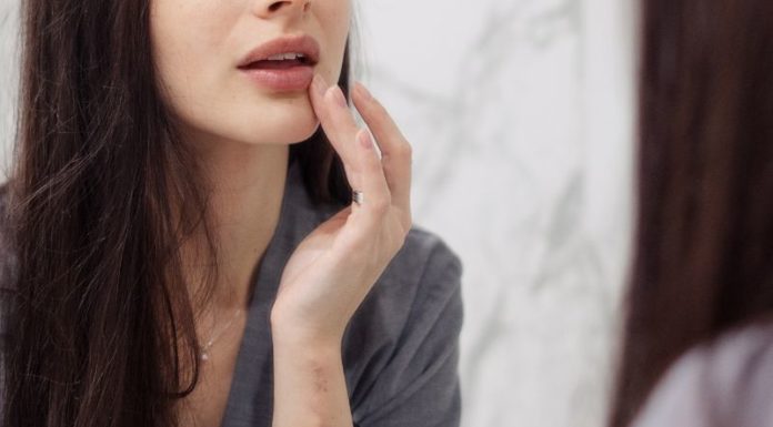 8 Honey Lip Scrubs for Luscious, Kissable Lips