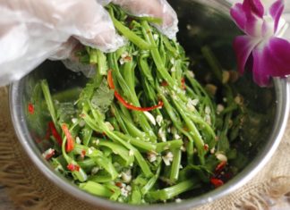 Foliage-rich summer vegetable with Vitamin C, Blood Replenishment, and Rich in Calcium: Sold in Abundance at the Vietnamese Market