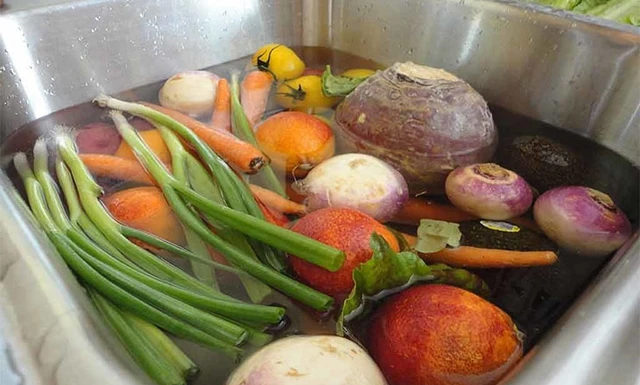 7 Simple Hacks to Rid Your Fruits and Veggies of Pesticides and Toxins