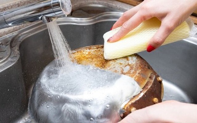“The Ultimate Mask Hack: A Spotless Pan in One Easy Step”