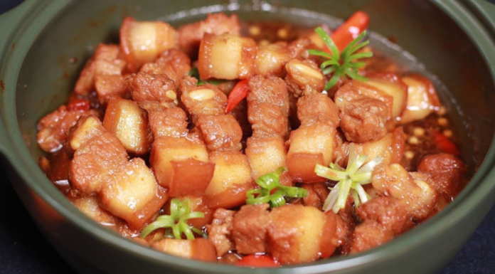 Braised pork belly: should you use white sugar or rock sugar for better color and flavor?