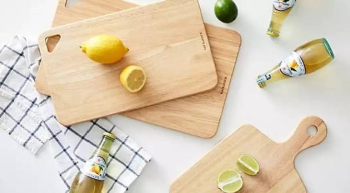 “The Great Chopping Board Debate: Wood, Bamboo or Plastic – Which is the Superior Choice?”