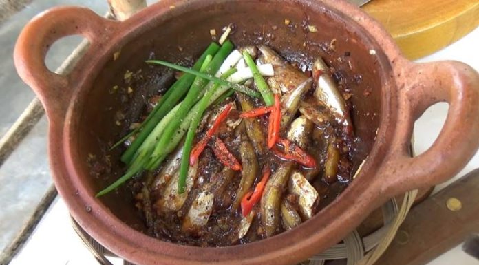 “A Spicy and Delicious Dish: Garlic and Chili Braised Fish”