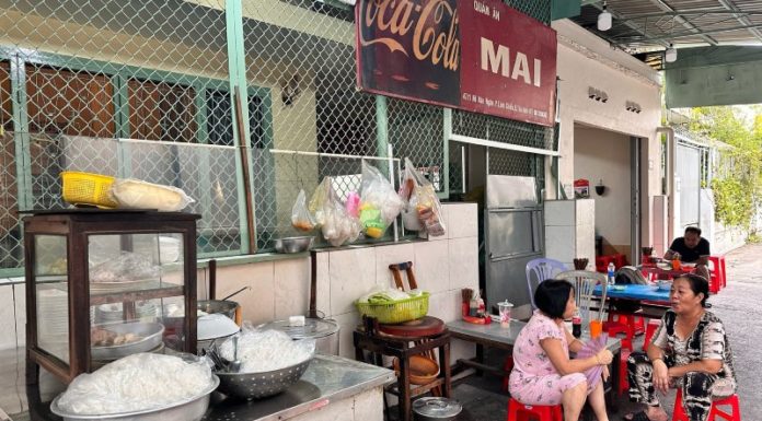 “A Tasty Late-Night Treat: Exploring the Buzzing Hu Tieu Spot in Thu Duc District”