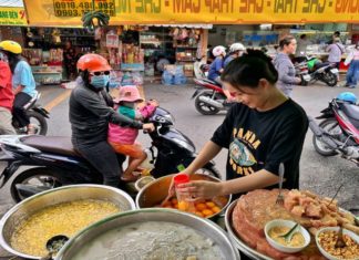 The Most Famous Dessert Stall in Hoc Mon Market: Customers Keep Coming Back for More.
