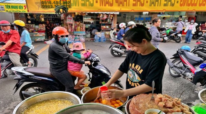 The Most Famous Dessert Stall in Hoc Mon Market: Customers Keep Coming Back for More.