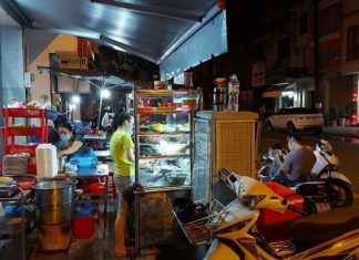 Taste-Test This: Crispy Soft-Shell Crab Com Tam, a 30-Year-Old District 5 Delicacy