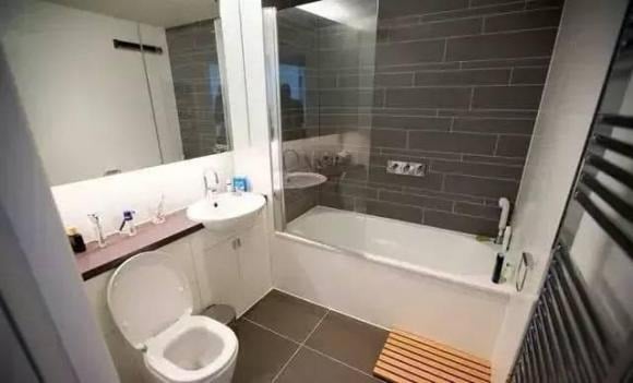 Should You Keep the Bathroom Door Open or Closed When Not in Use?