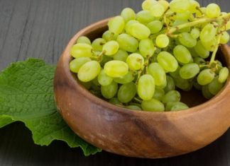 How Many Calories Are in a Bunch of Green Grapes? Can Eating Grapes Make You Fat?