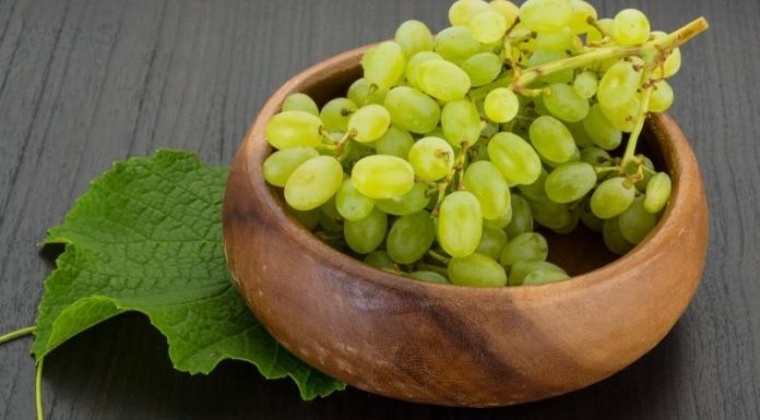 How Many Calories Are in a Bunch of Green Grapes? Can Eating Grapes Make You Fat?