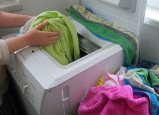 The Magic of Vinegar: 10 Amazing Uses for Your Laundry