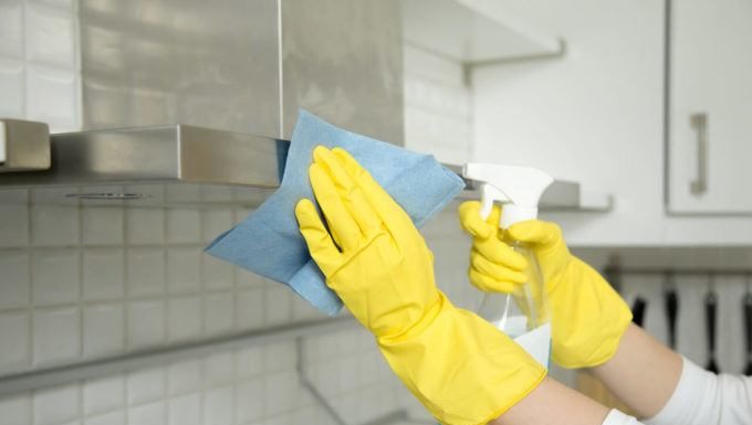 A Clean Range Hood with Beer and Salt: An Easy DIY Solution