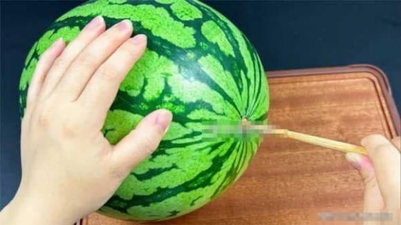 The Magic of a Chopstick and a Watermelon: A Surprising Hack You Need to Try