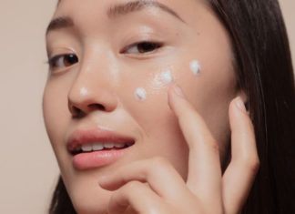 5 Bad Habits When Using Eye Cream That Age You