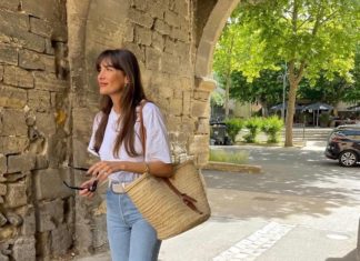 The Chic French Girl’s Guide to Styling a Simple Yet Sophisticated T-shirt Ensemble: A Lesson in Effortless Elegance for the Fashion-Forward Femme